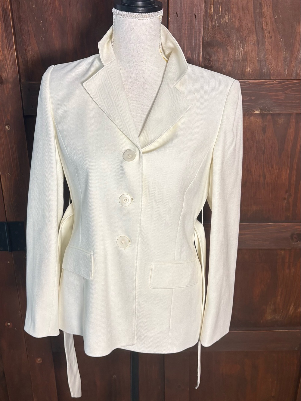 Le Suit Ivory Tailored Three-Button Blazer with Side Ties